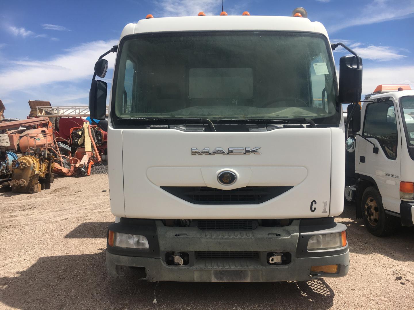 CAMION DE SERVICIOS MACK MV222